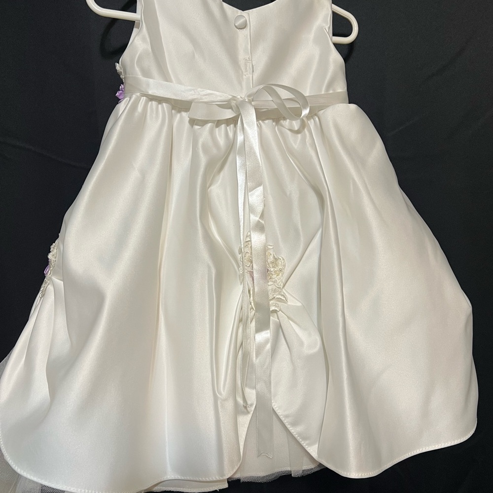 Elegant White Lace Baby Dress

christing gown 

Size 2 yers - Picture 5 of 9